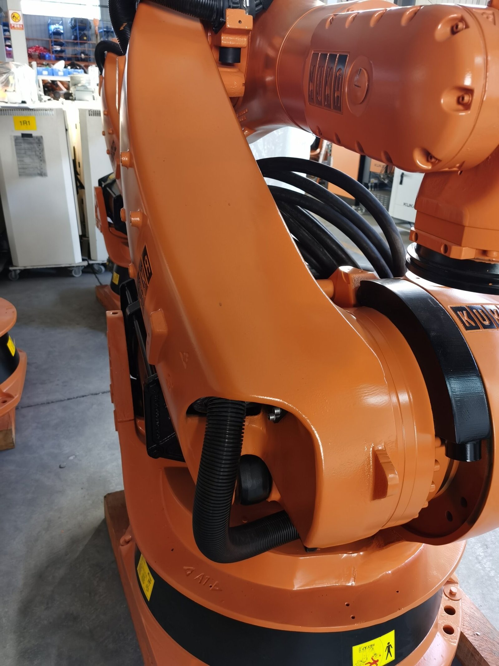 Used KUKA KR210 Industrial Robot Arm (210kg Payload, 2700mm Reach) with KRC2 Controller - Image 5