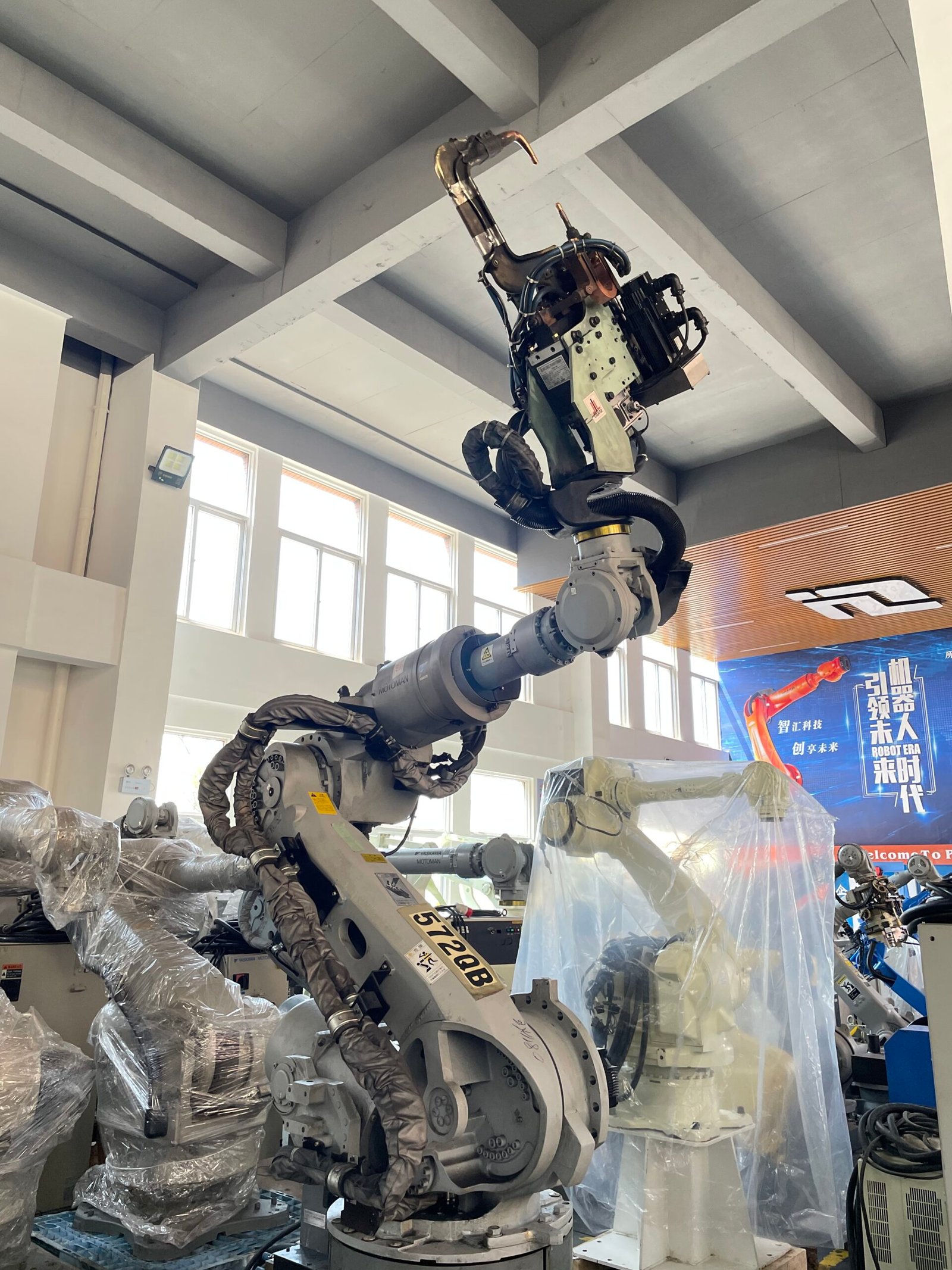 Used Yaskawa Motoman ES165N Industrial Robot Arm (165kg Payload, 2655mm Reach) with NX100 Controller